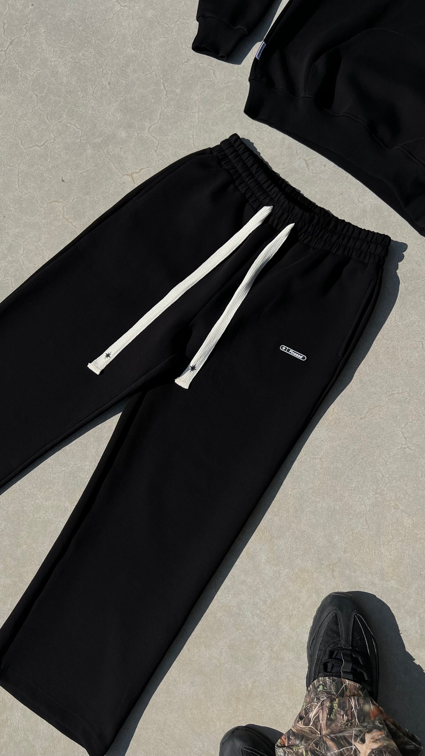 Zoom sur les cordons de serrage du Finesse Air Cotton Sweatpants noir.