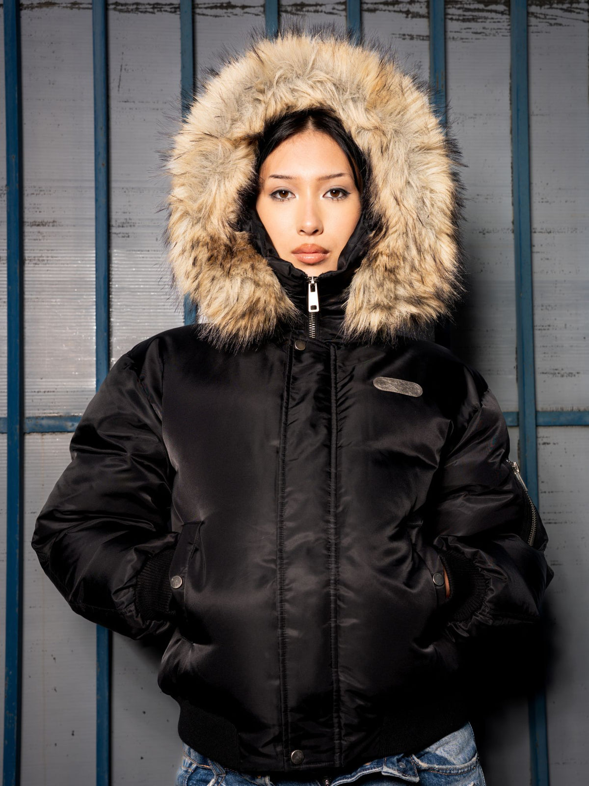 La mannequin mesure 1M72 et porte une taille S