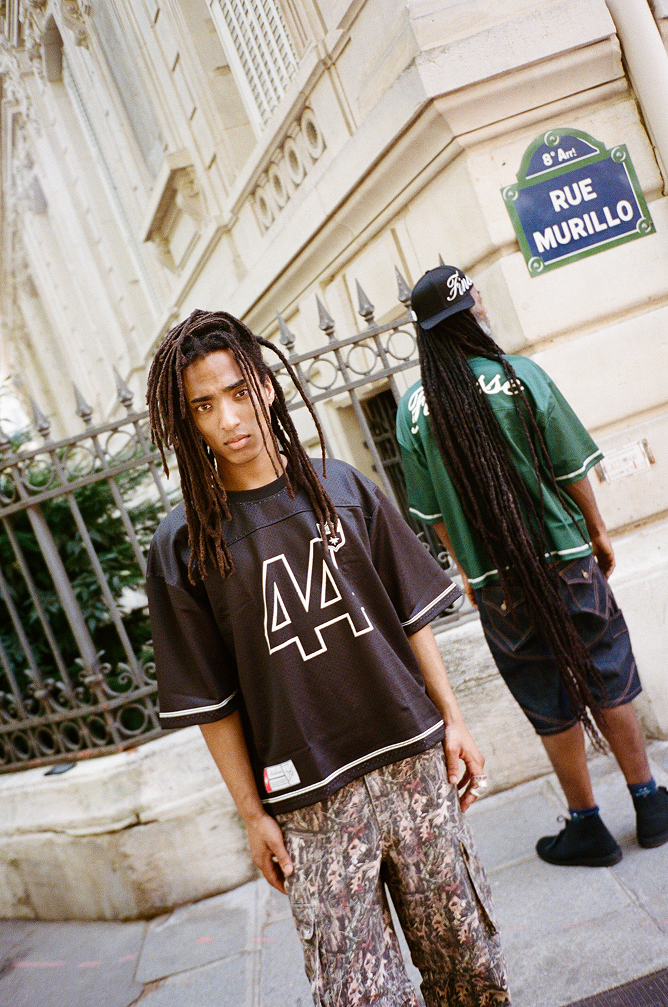 Homme en Jersey 44 black au premier plan, second plan en Jersey 44 green, rue Murillo