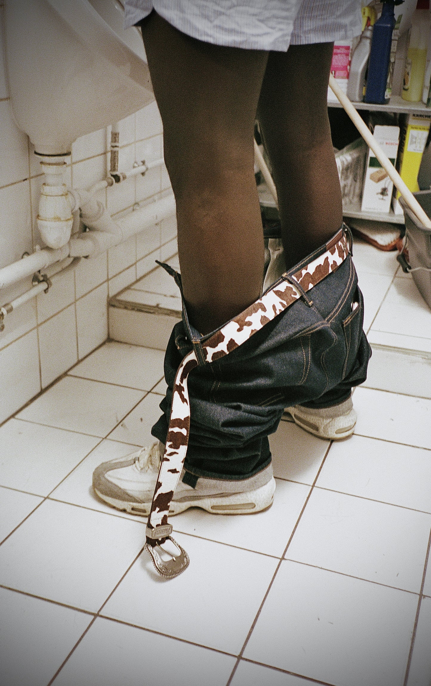 Détail ceinture Finesse sur pantalon masculin, photo lifestyle