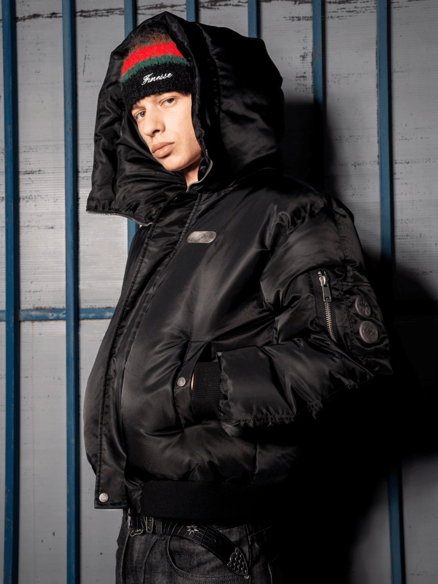 Le mannequin mesure 1m94 et porte une taille M