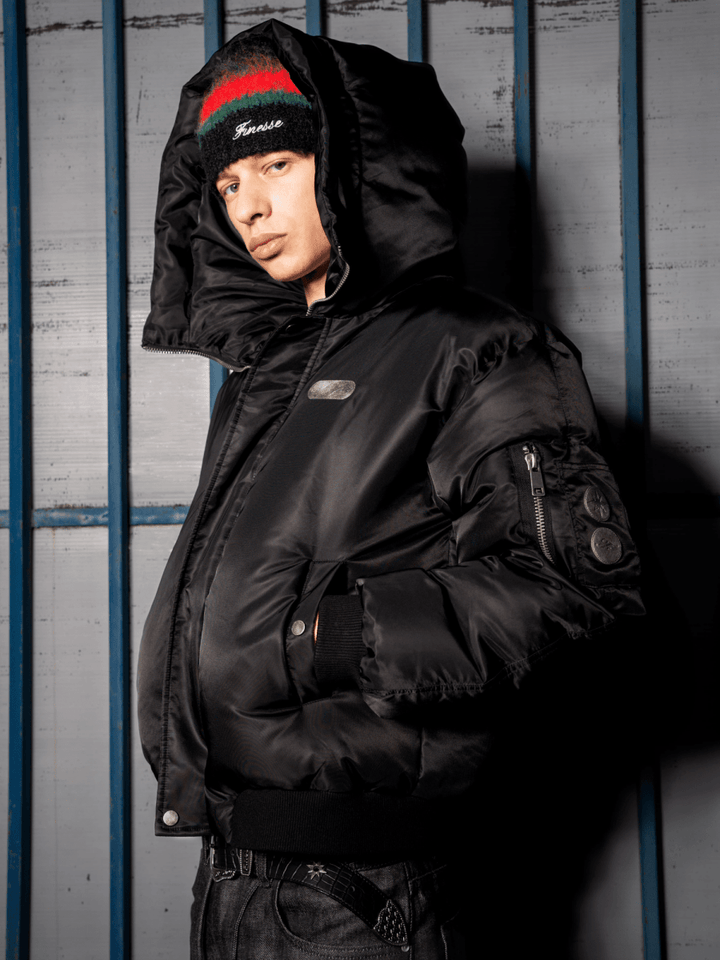 Le mannequin mesure 1m94 et porte une taille M