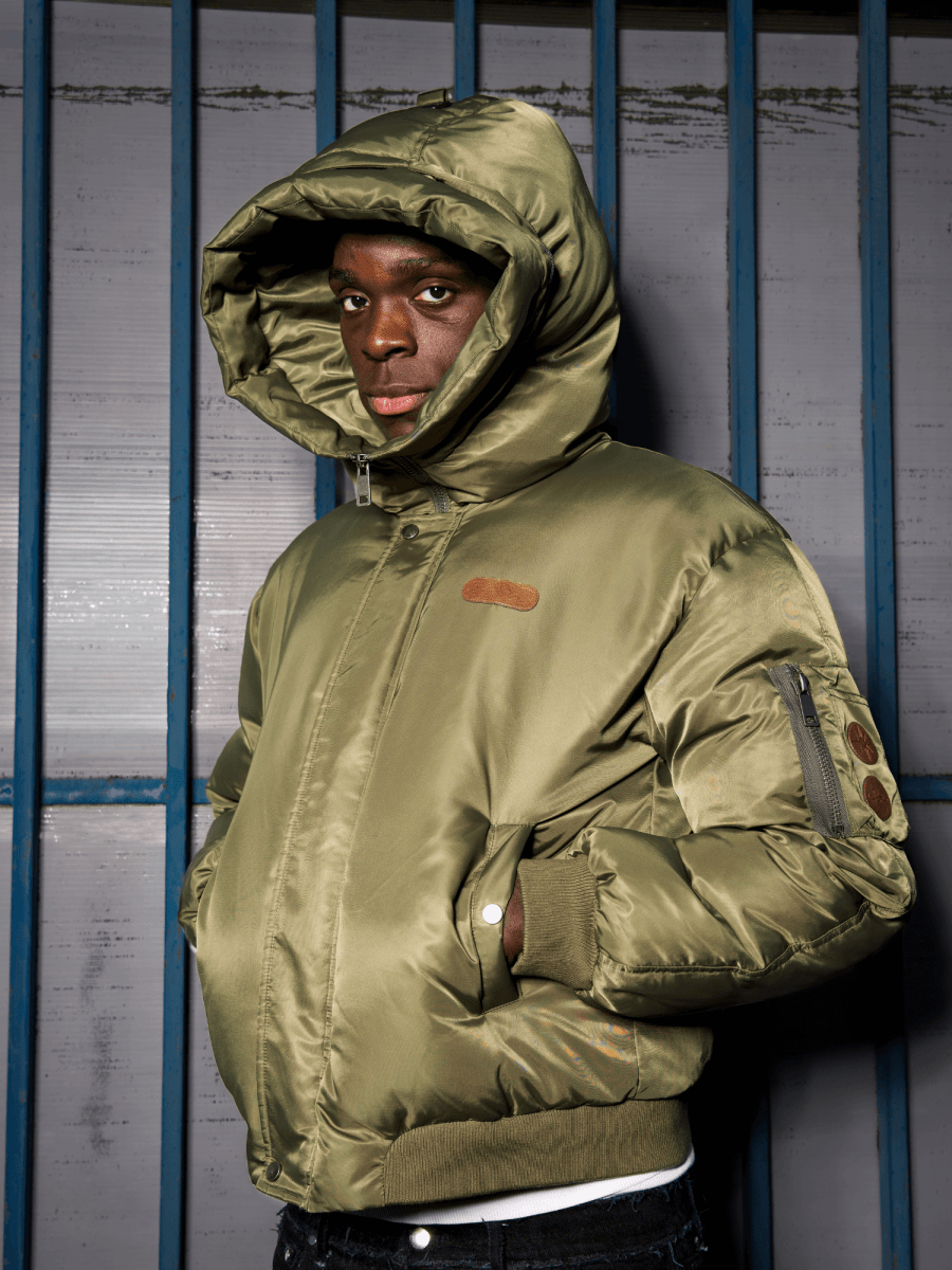 Le mannequin mesure 1M87 et porte une taille L