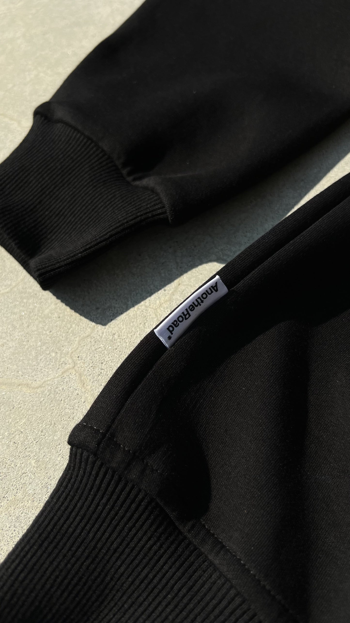 Zoom sur l’étiquette Another Road du Finesse Air Cotton Hoodie.
