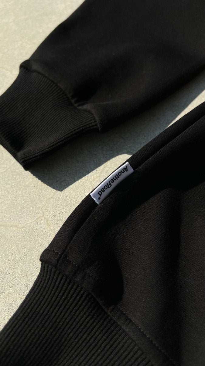 Zoom sur l’étiquette Another Road du Finesse Air Cotton Hoodie.