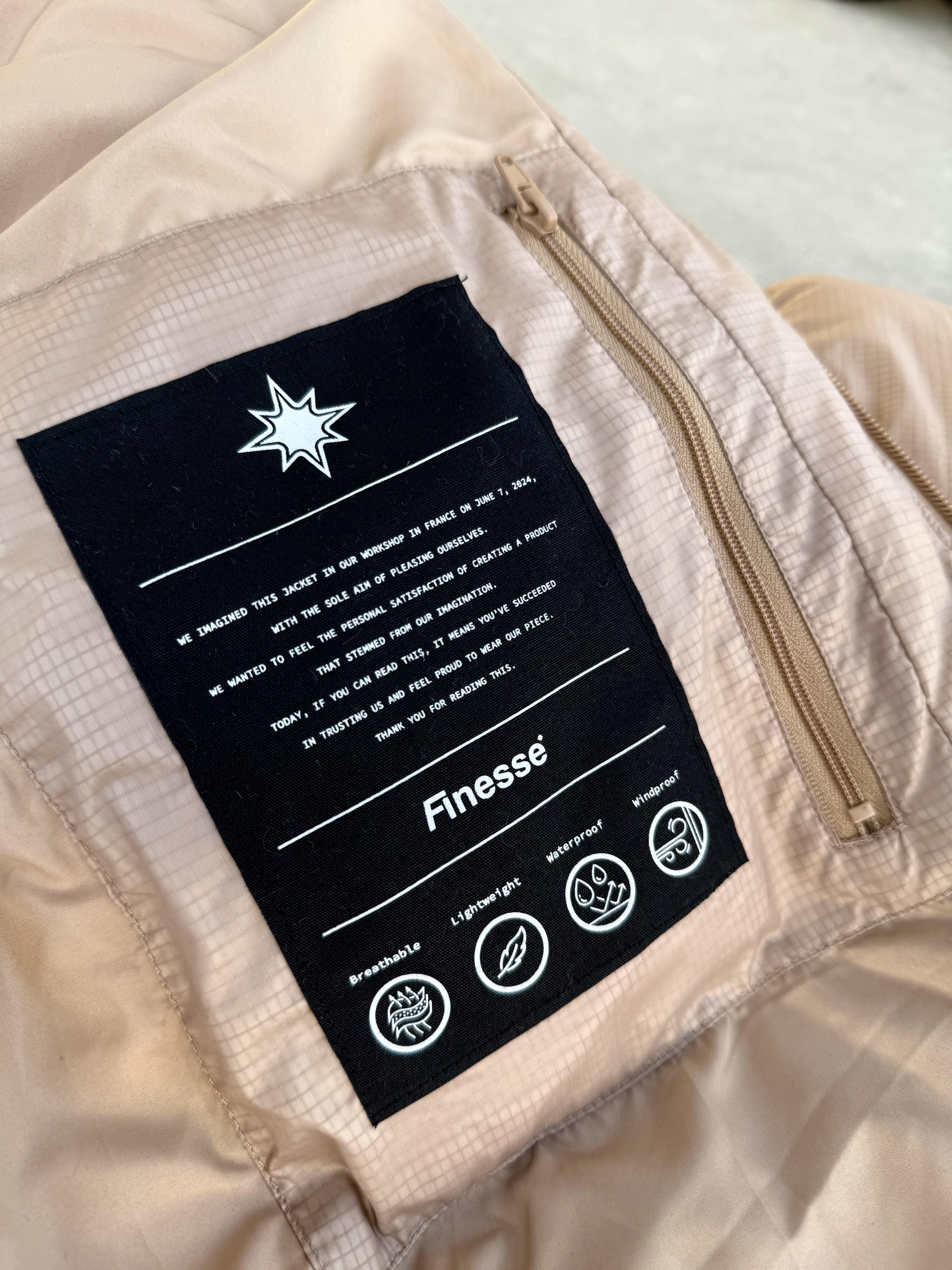 Zoom sur l’étiquette intérieure de la Doudoune Alive Puffer Jacket beige.