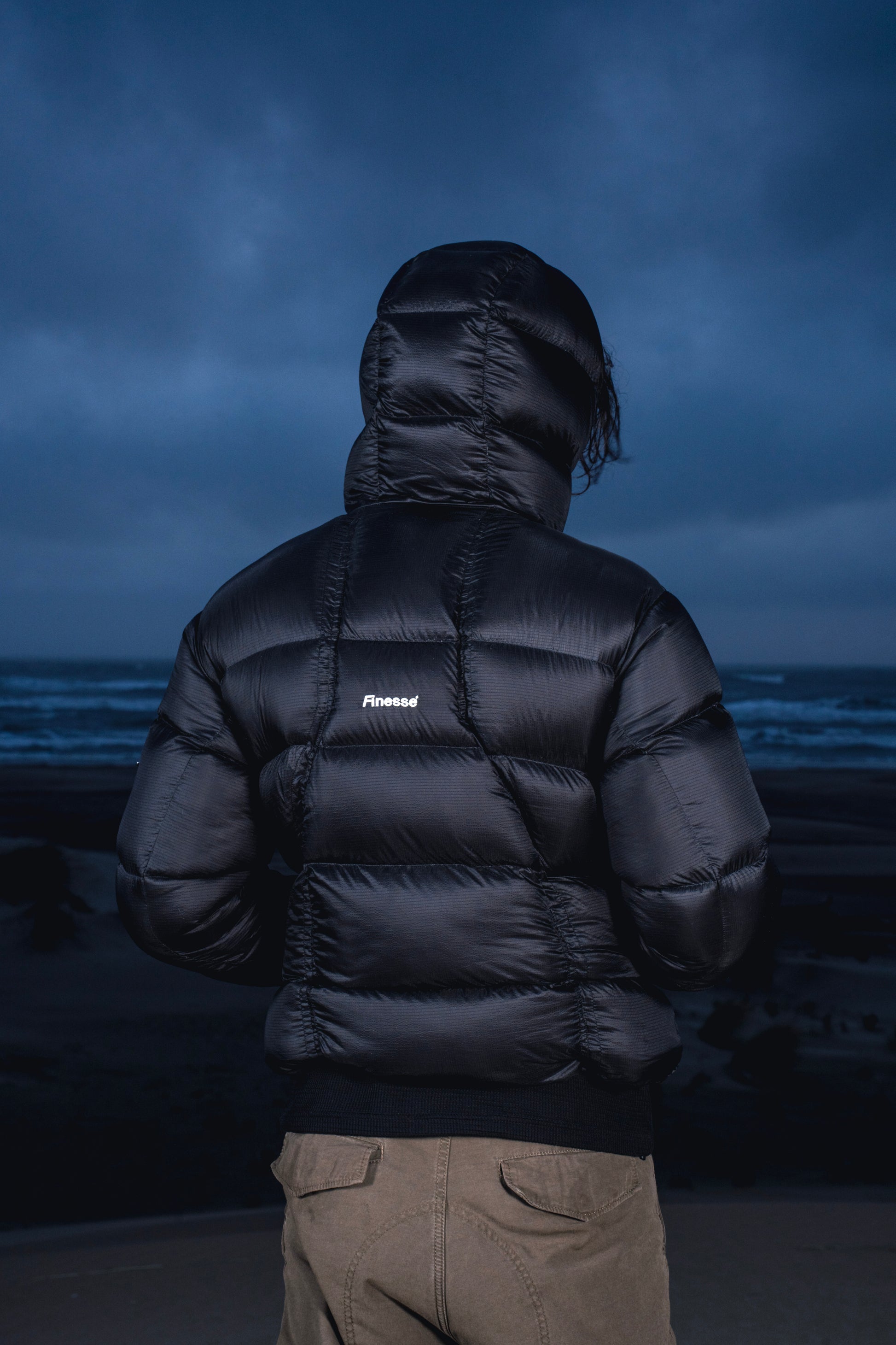 Homme de dos en extérieur portant la Finesse Alive Puffer Jacket