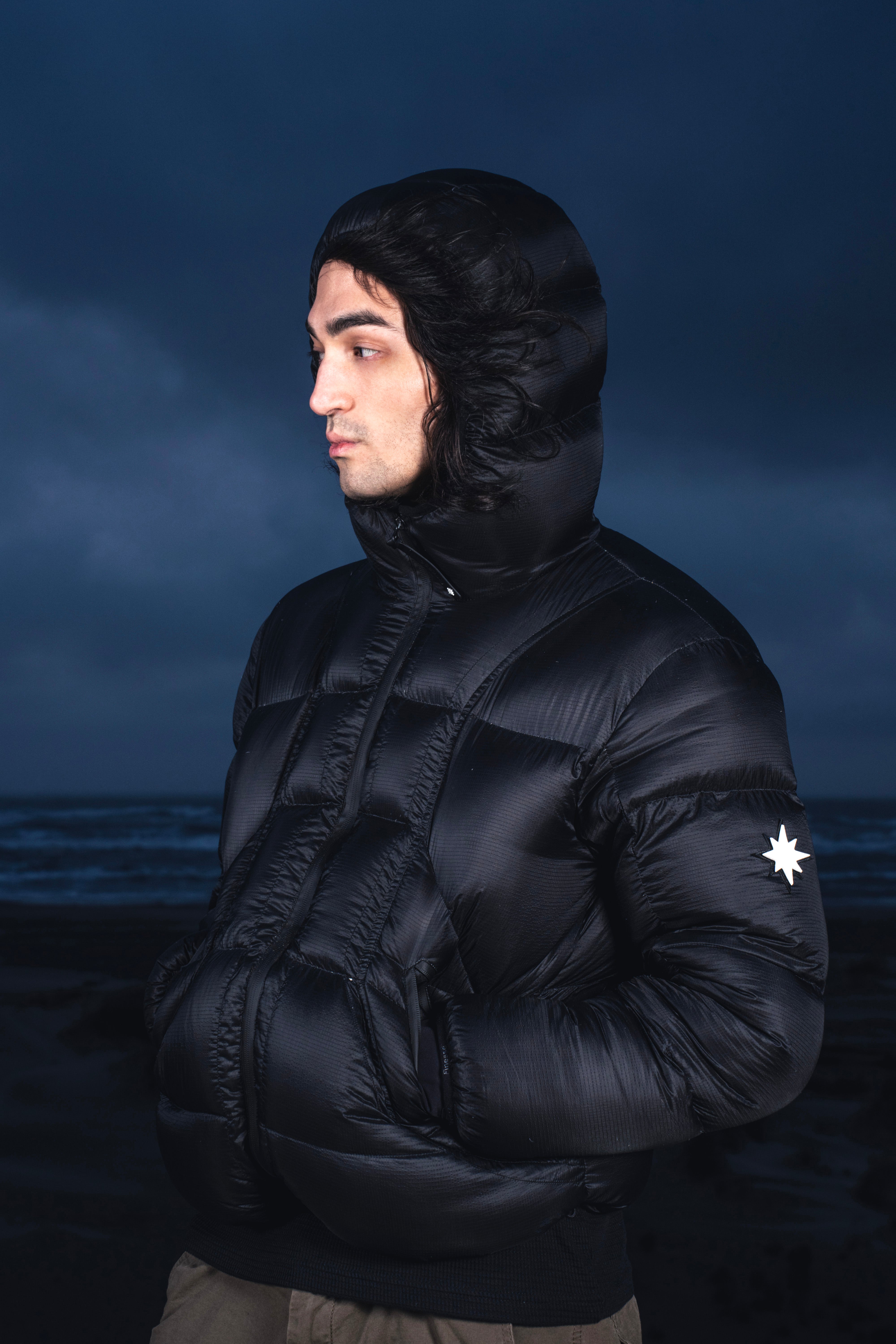 Homme de face en extérieur portant la Finesse Alive Puffer Jacket.