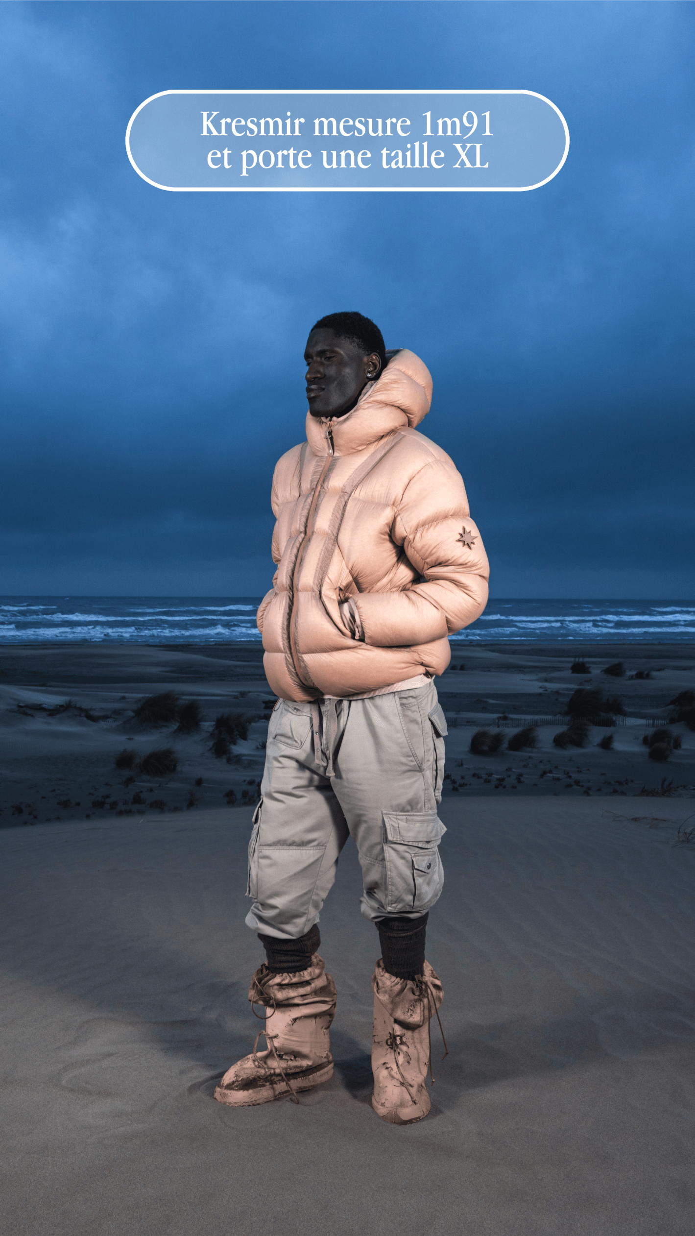 Mannequin dans dunes portant Alive Puffer Jacket beige, exemple de taille.