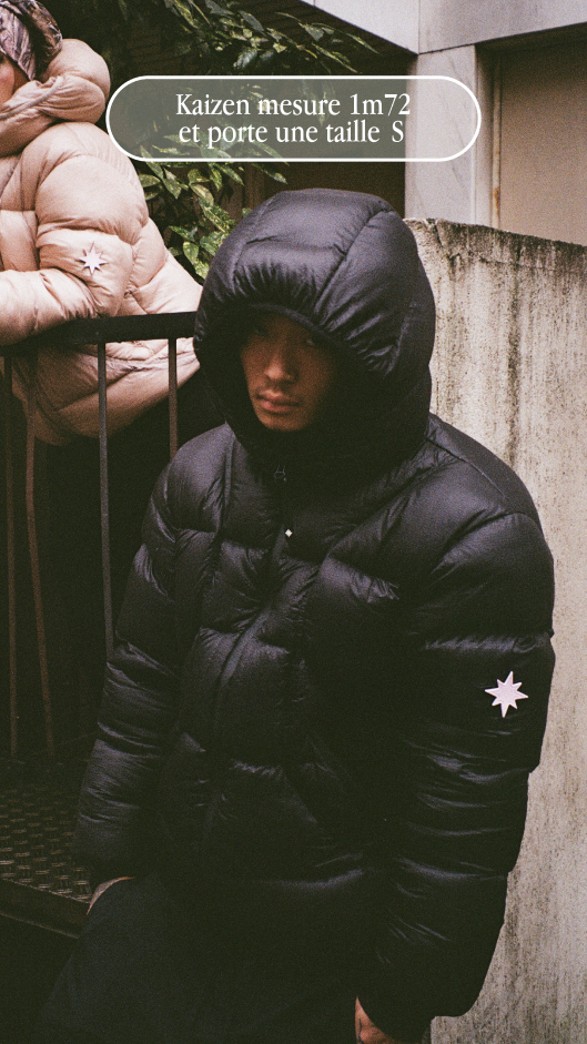 Kaizen (1m72) accroupi dans dunes, Alive Puffer noire taille S (argentique).