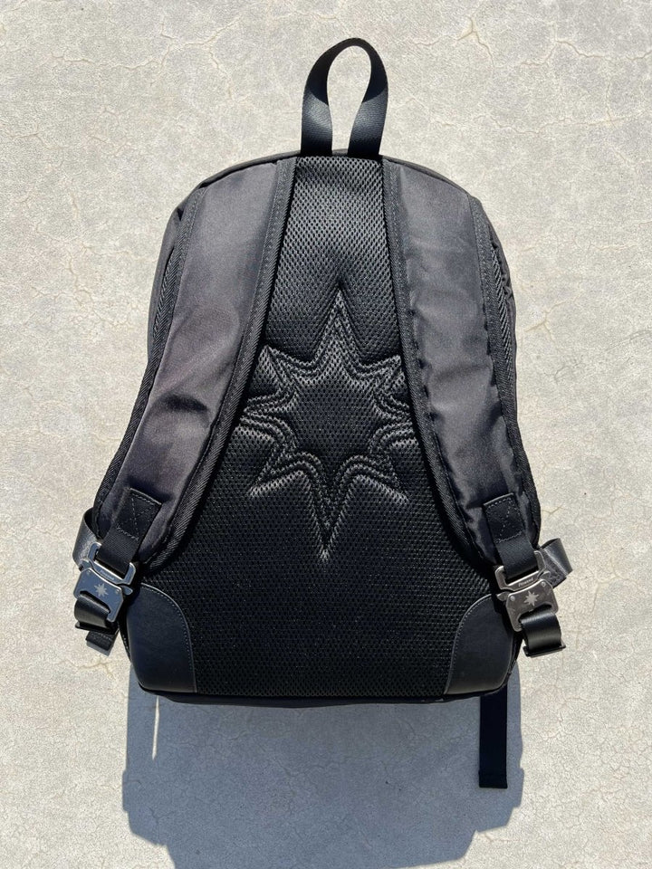 Finesse Black Vanta Backpack présenté de dos droit au sol