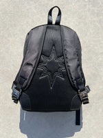 Finesse Black Vanta Backpack présenté de dos droit au sol