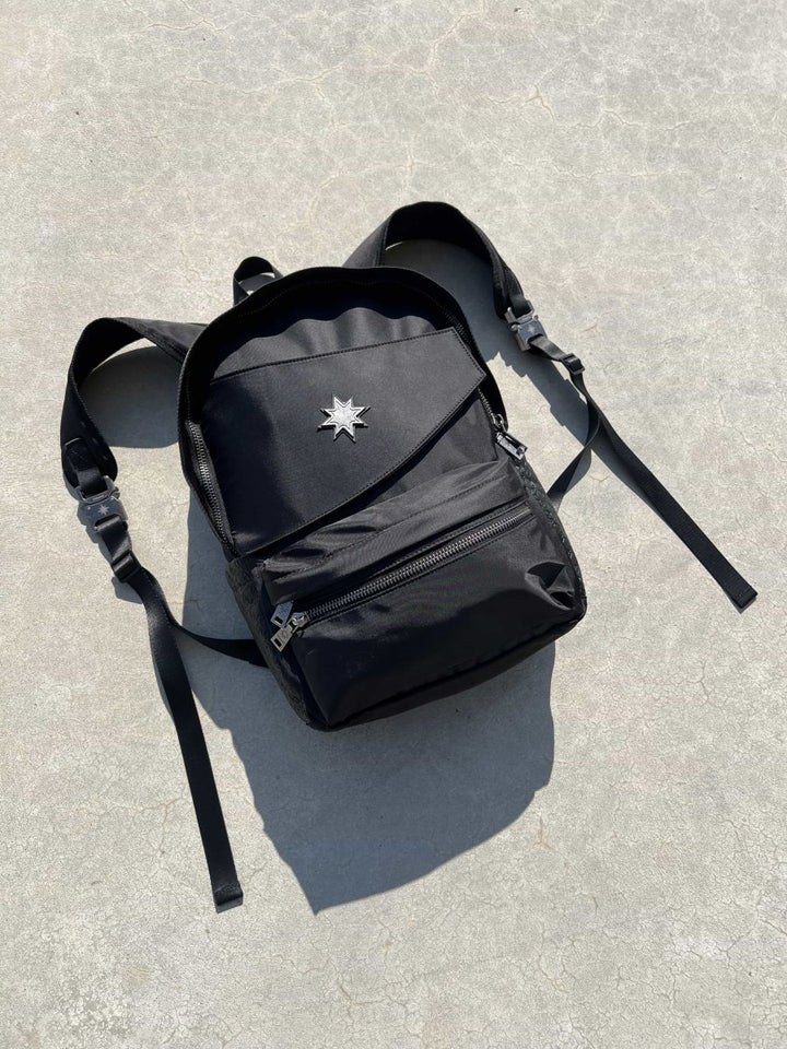 Finesse Black Vanta Backpack présenté de face au sol.