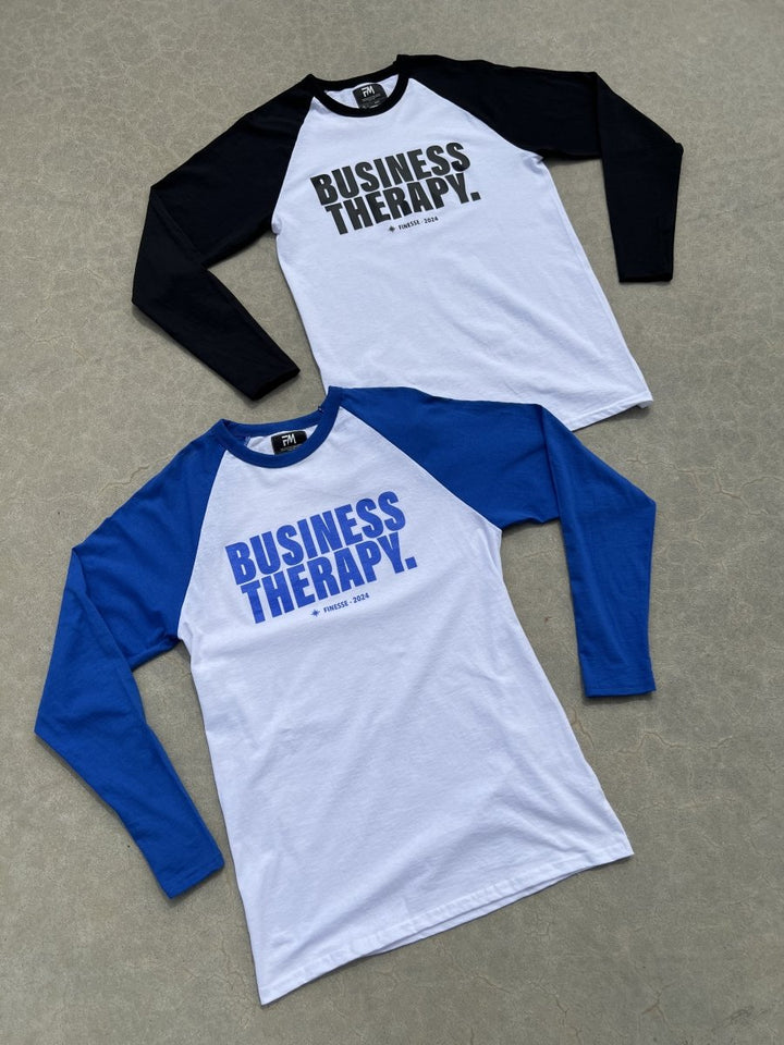 Deux Baseball Tee Business Therapy, l’un bleu, l’autre noir à dominante blanche, présentés à plat.