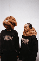 Deux mannequins portant Crew Neck Business Therapy FUR et FUR HOOD en extérieur urbain