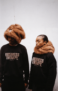 Deux mannequins portant Crew Neck Business Therapy FUR et FUR HOOD en extérieur urbain