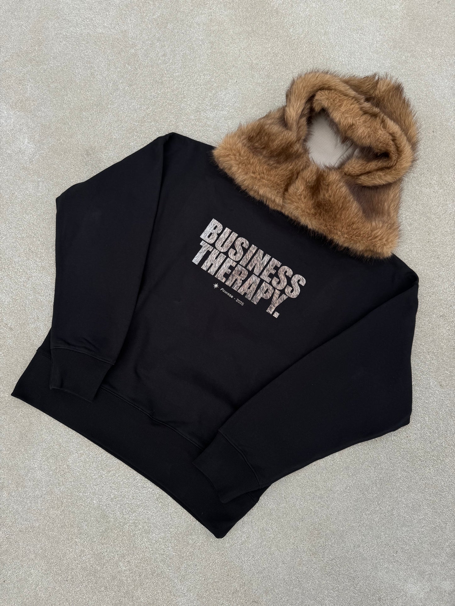 Crew Neck Business Therapy FUR et FUR HOOD posés ensemble au sol.
