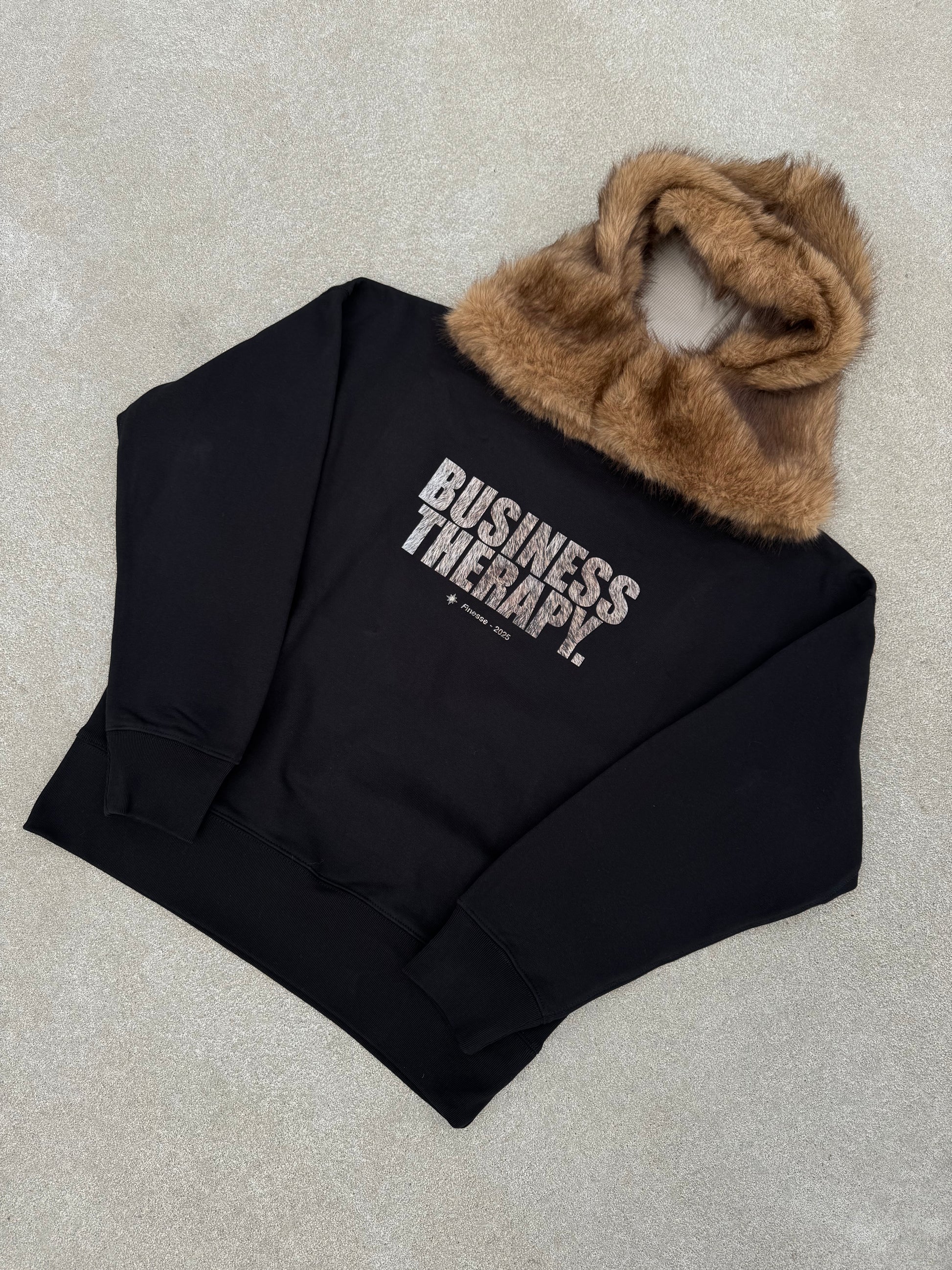 Crew Neck Business Therapy FUR et FUR HOOD posés ensemble au sol.