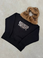 Crew Neck Business Therapy FUR et FUR HOOD posés ensemble au sol.