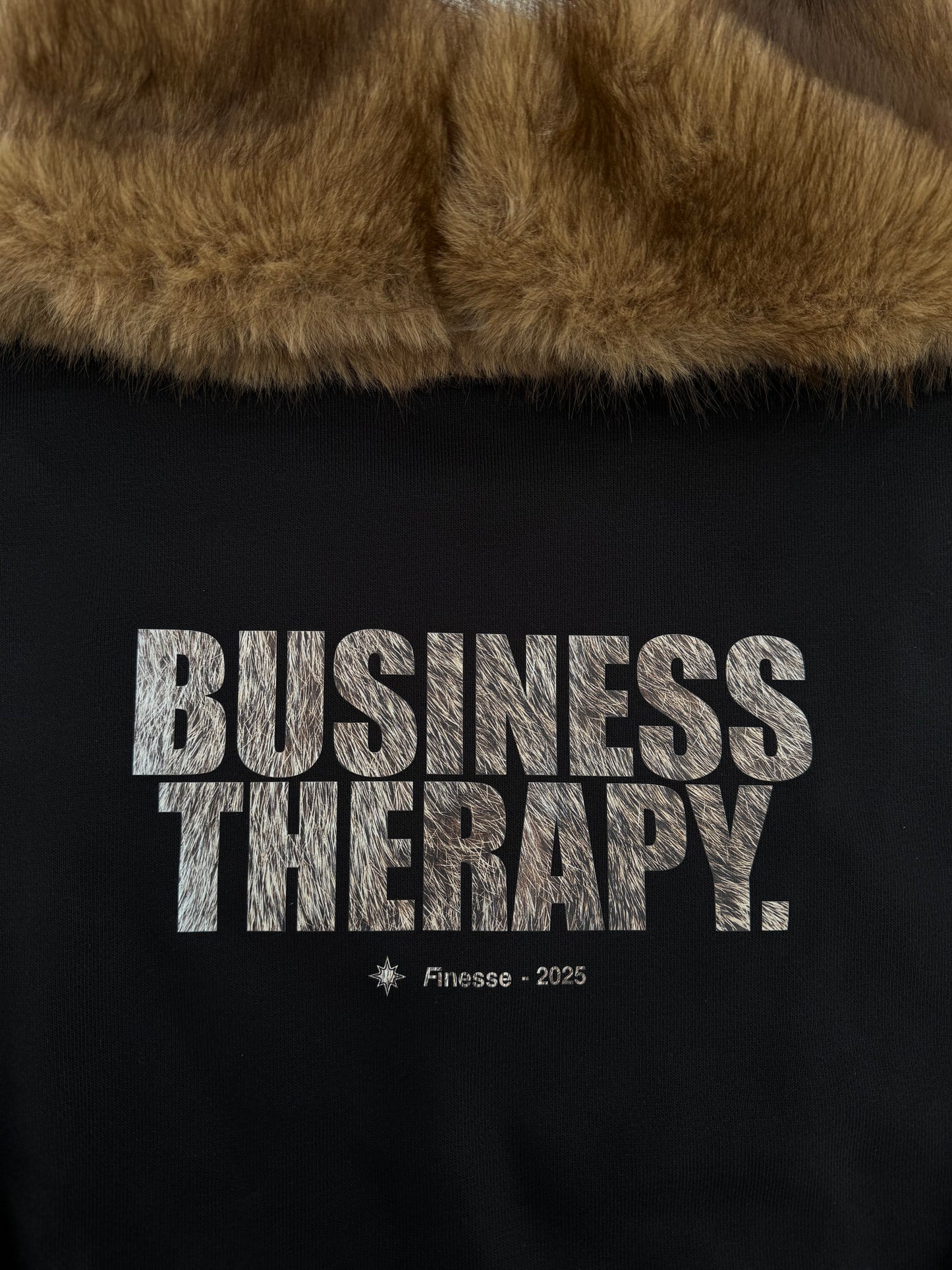 Zoom sur l’imprimé Business Therapy du Crew Neck Business Therapy FUR.