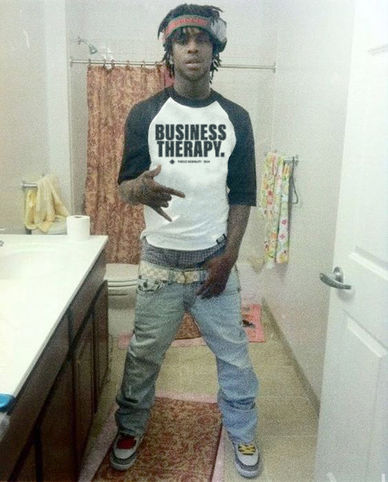 Rappeur faisant un signe de gang dans une salle de bain, portant le Face Multi Business Therapy black & white.