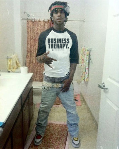 Rappeur en salle de bain faisant un signe de gang, avec le Face Multi Business Therapy noir et blanc.