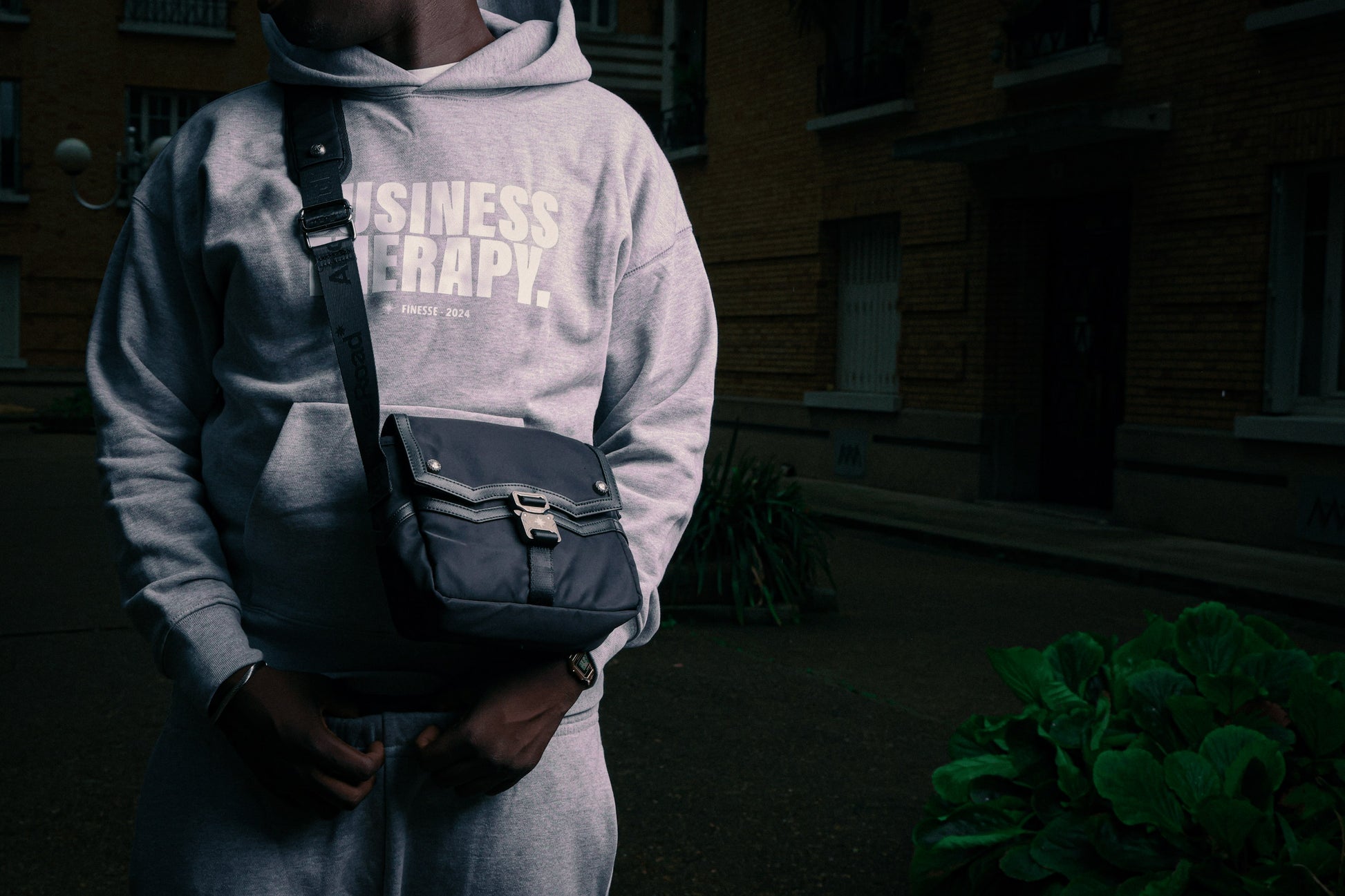 Homme en hoodie Business Therapy gris avec sacoche Memorial Bag en bandoulière