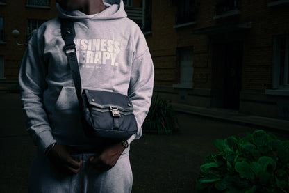 Homme en hoodie Business Therapy gris avec sacoche Memorial Bag en bandoulière