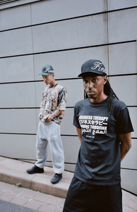 Homme en T-shirt Business Therapy Multilingual Finesse, style urbain.