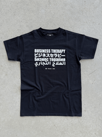 T-shirt Business Therapy Multilingual Finesse présenté au sol en packshot.