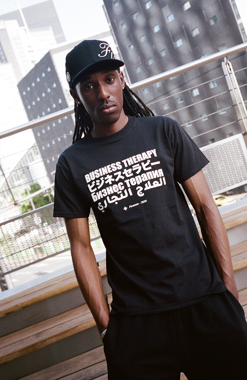 Deuxième plan d’un homme portant le T-shirt Business Therapy Multilingual