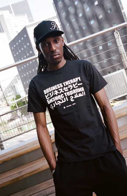 Deuxième plan d’un homme portant le T-shirt Business Therapy Multilingual