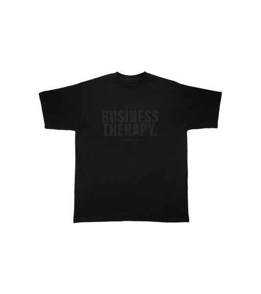 T-shirt Business Therapy Black on Black présenté sur fond blanc