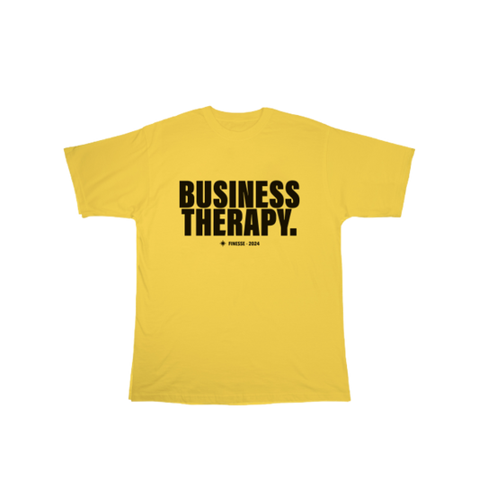 Finesse Business Therapy T-shirt jaune présenté sur fond blanc.