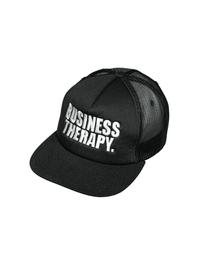 Casquette Business Therapy Trucker noire présentée en packshot sur fond blanc
