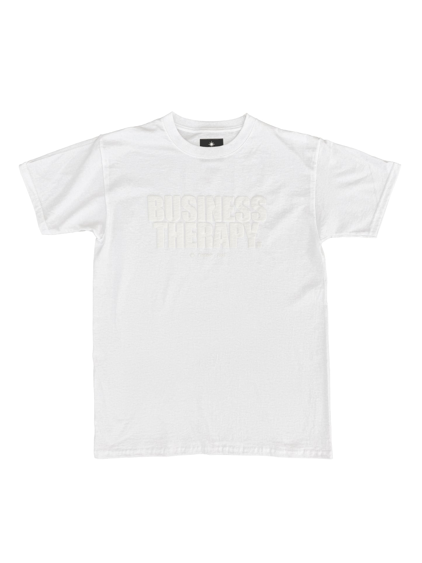 T-shirt Business Therapy White & White Puff présenté sur fond blanc