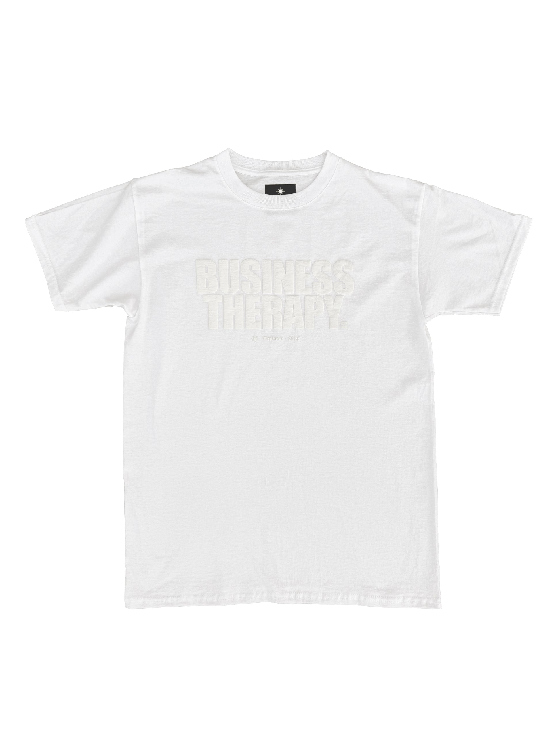 T-shirt Business Therapy White & White Puff présenté sur fond blanc