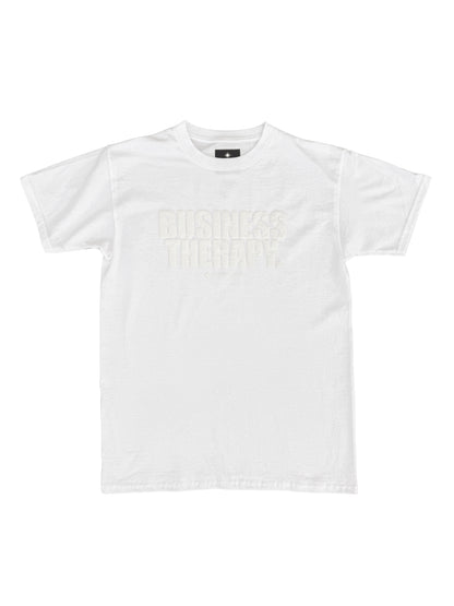 T-shirt Business Therapy White & White Puff présenté sur fond blanc