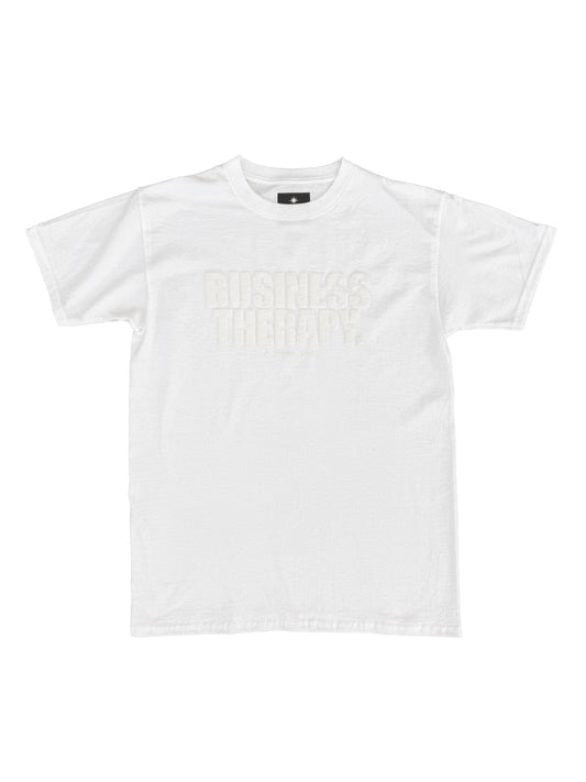 T-shirt Business Therapy White & White Puff présenté sur fond blanc