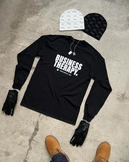 Packshot au sol en béton : t-shirt long-sleeve Business Therapy, gants Leather Gloves, chaîne Finesse Keychain et bonnets Snow et Black Earth.