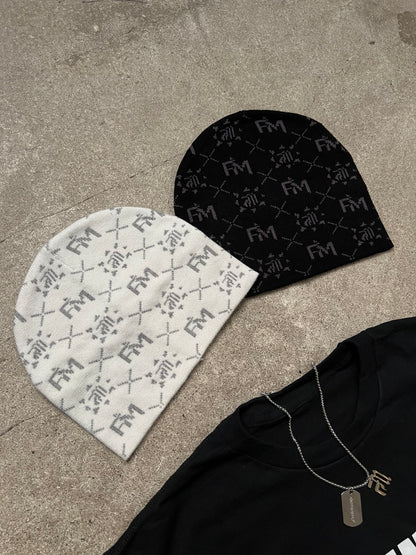 Vue de dos sur sol en béton : chaîne mise en avant au-dessus d’un long-sleeve Business Therapy avec bonnets Finesse Black Earth et Snow.