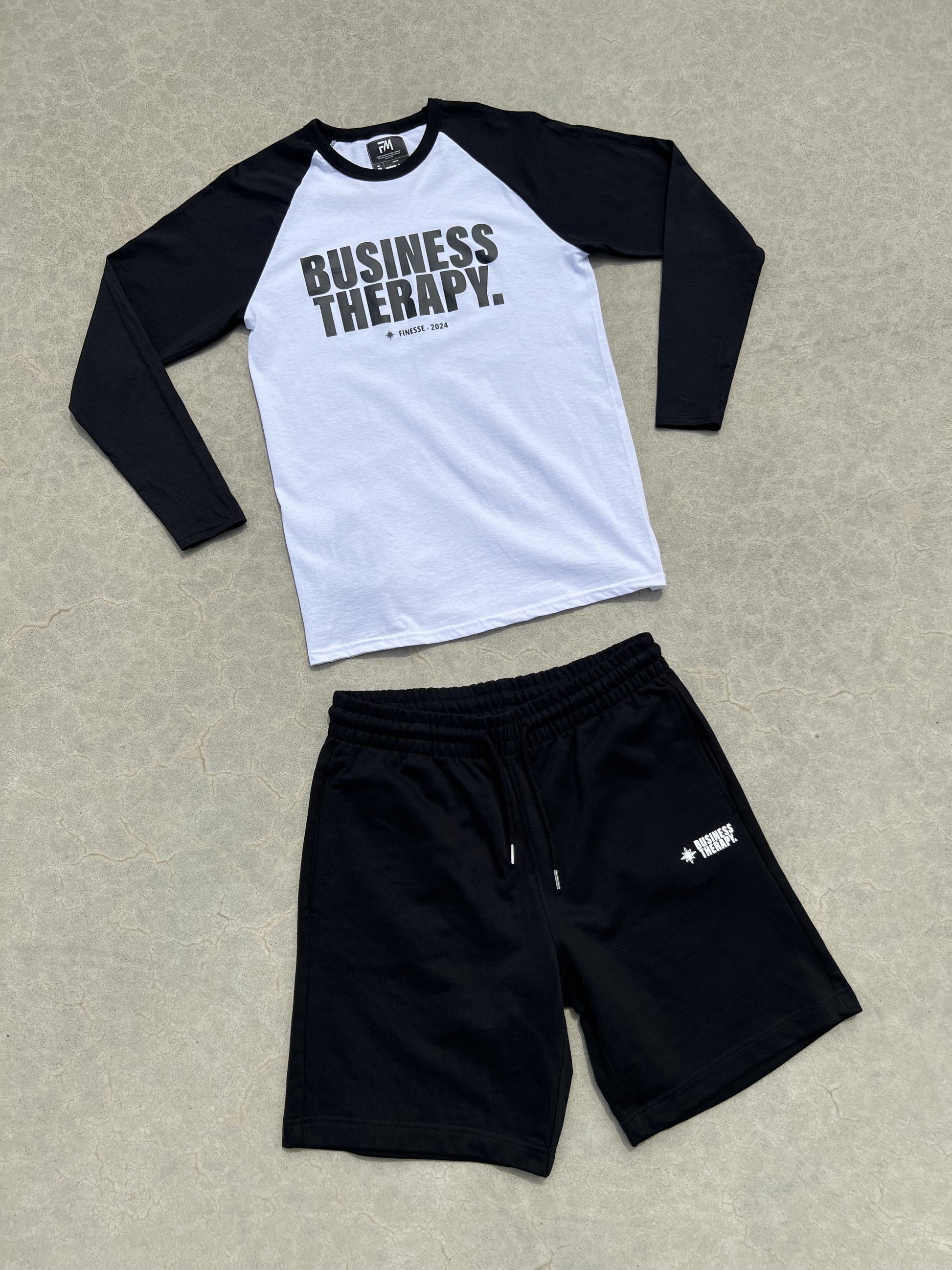 Packshot à plat du Finesse Cotton Shorts avec Long Sleeve Business Therapy Baseball Black.