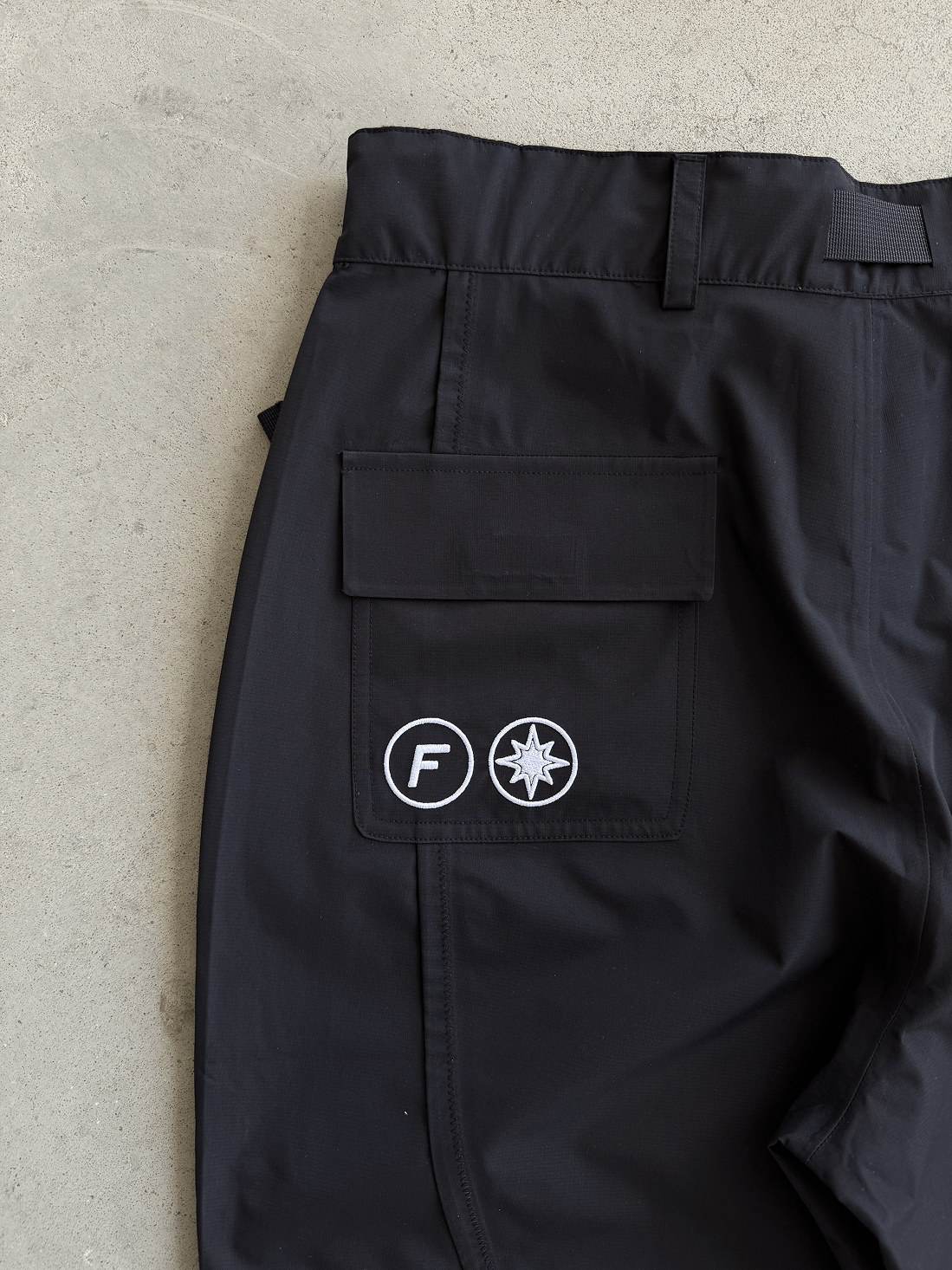 Zoom sur la poche arrière gauche du pantalon FAS Hardpant.