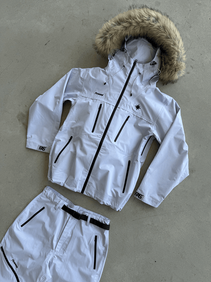 Hardshell blanche posée au sol avec aperçu du pantalon Hardpant assorti.