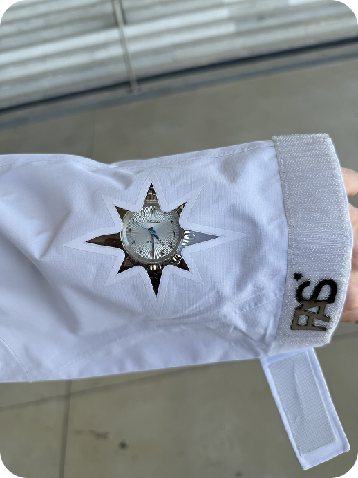 Zoom sur la manche Hardshell blanche avec visière transparente pour voir la montre.