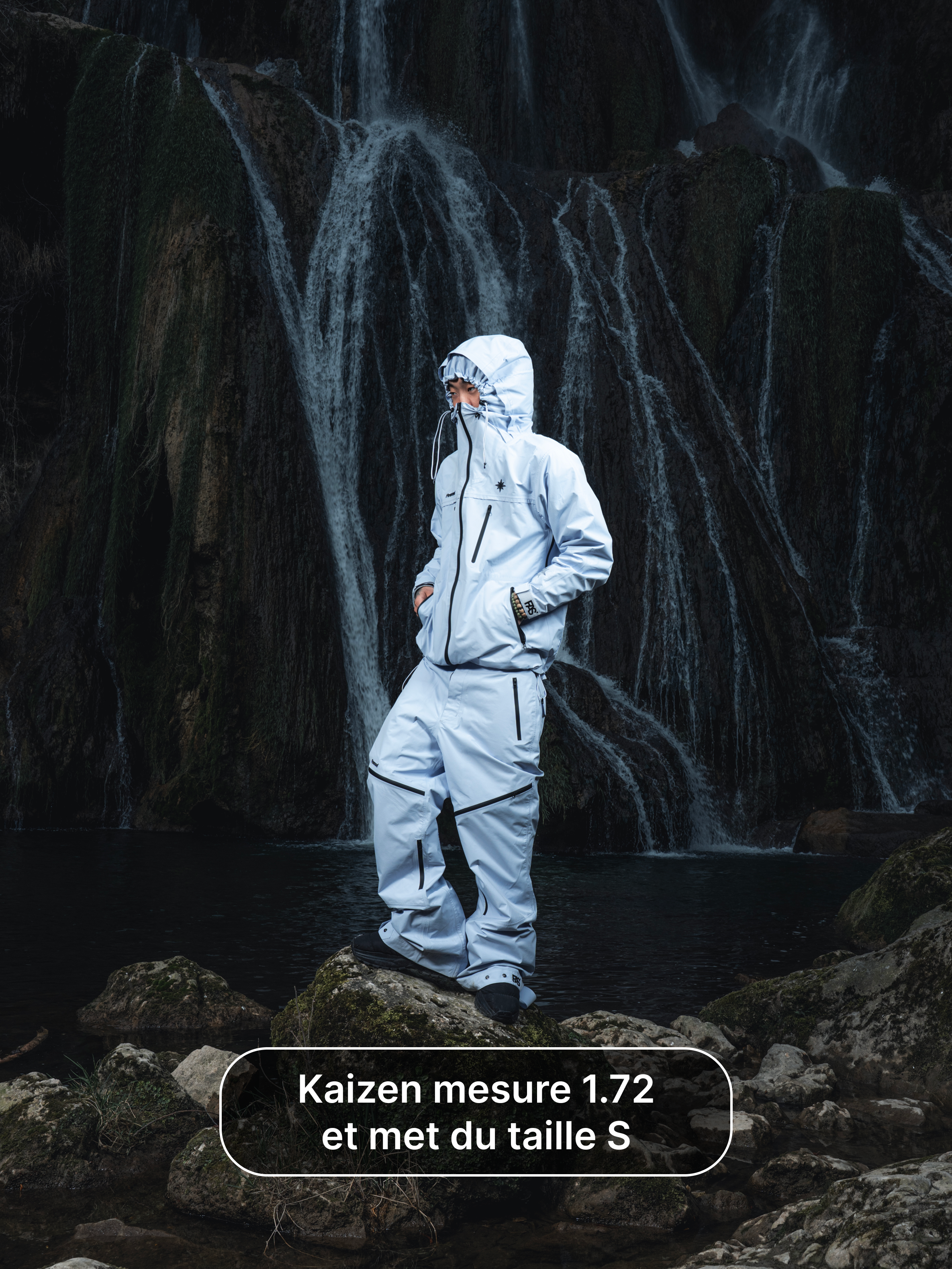 Kaizen (1m72) en FAS Hardshell blanche taille S sans fourrure, casquette en forêt.