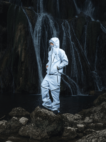 Mannequin sur un rocher en forêt, portant ensemble FAS Hardshell blanc avec casquette.