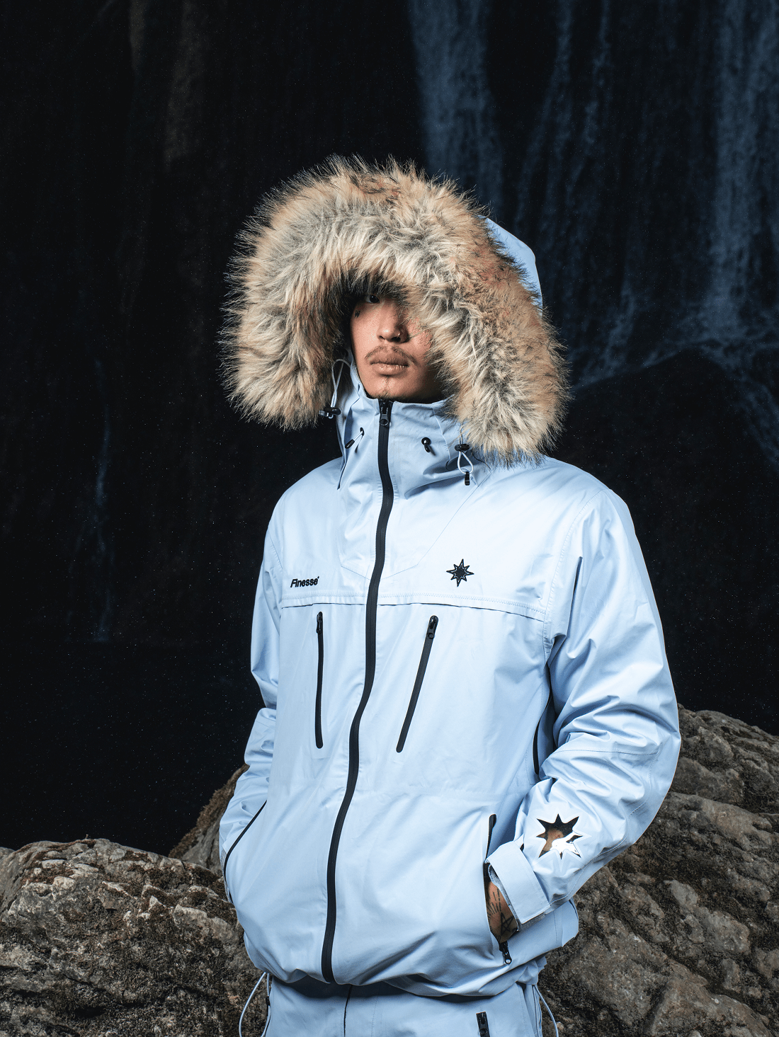 Zoom sur le buste d’un mannequin en forêt portant la Hardshell blanche