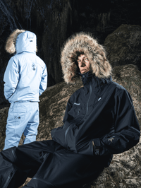 Deux mannequins : premier plan en Hardshell noire, arrière-plan en Hardshell blanche de dos.