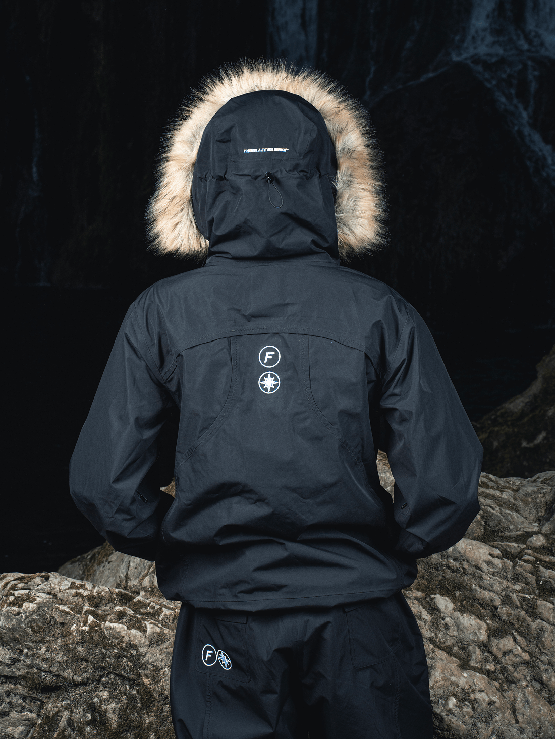 Mannequin de dos en extérieur portant la FAS Hardshell noire